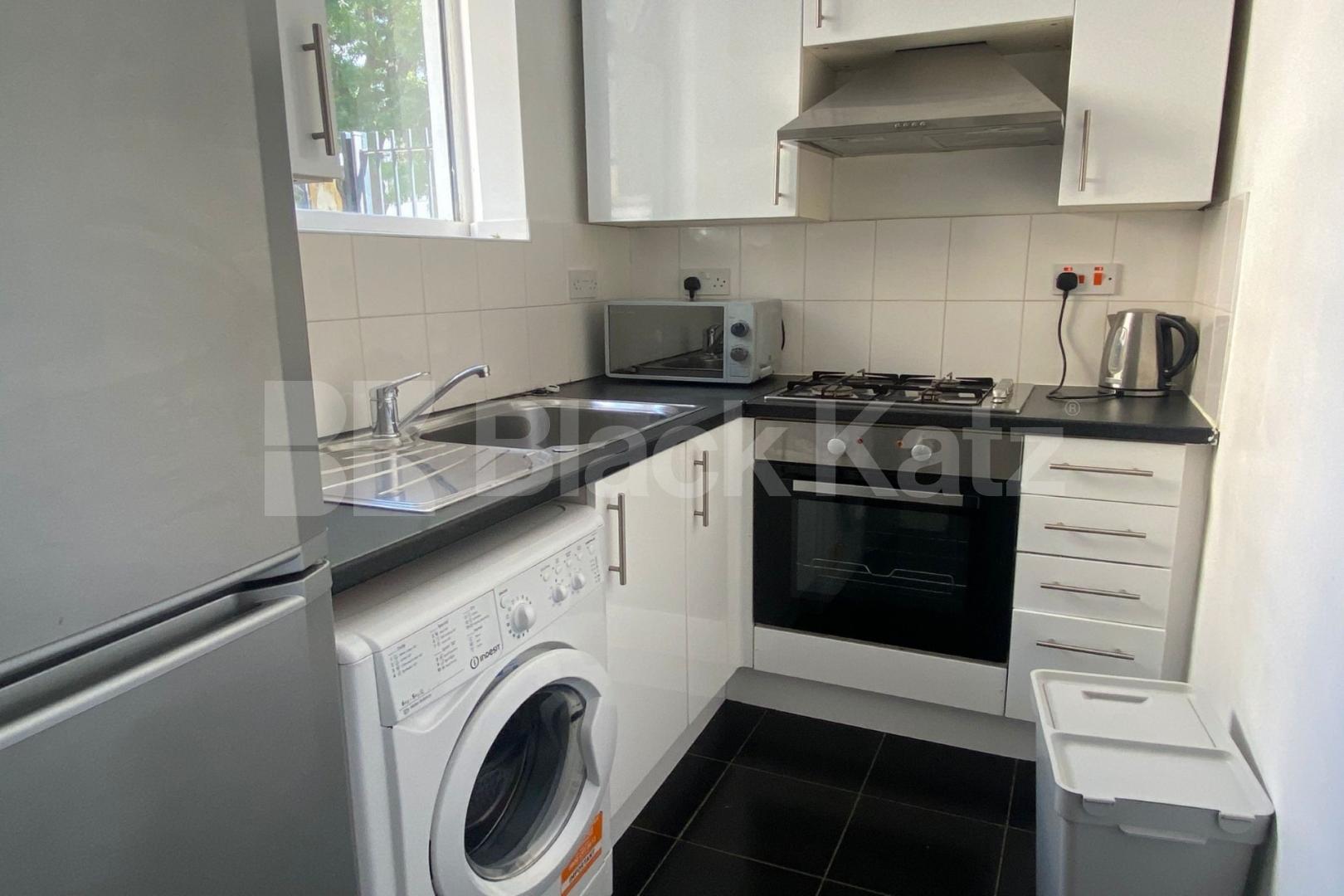 Superbly located in the heart of the city Damien Street , Whitechapel / Aldgate